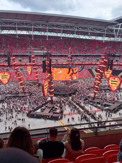 Concert Stage Design, Stage Designs, Stadium Design, Concert Stage, Concert Aesthetic, Rock Concert, Stage Design, Listening To Music, Music Festival