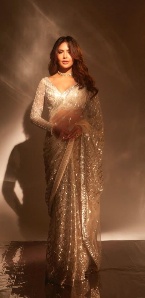 Sequined Saree, Long Sleeve Saree Blouse, Gold Silk Saree, Full Sleeves Blouse Designs, Saree Inspiration, Saree Looks, Esha Gupta, Simple Casual Outfits, Grey Saree