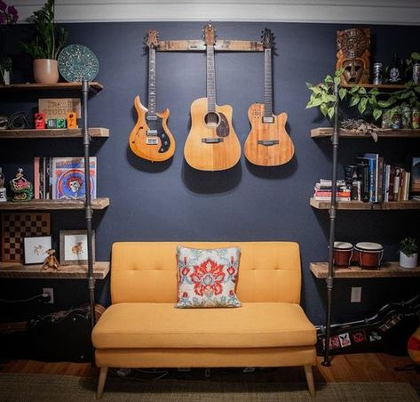 guitar room Room Aesthetic Grunge, Rustic Guitar, Room Aesthetic Dark, Gifts For Guitar Players, Hanging Guitars, Audiophile Room, Loft Apartment Decorating, Guitar Wall Hanger, Home Music Rooms