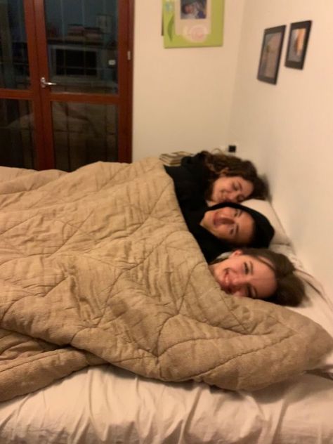 Three Roommates Aesthetic, Girls Trio Aesthetics, Lead Role Aesthetic, Besties Living Together, Going Out Friends Aesthetic, Sleepover 3 People, 2024 Vision Board Pictures Women, Hotel Room With Friends, Female Friend Group