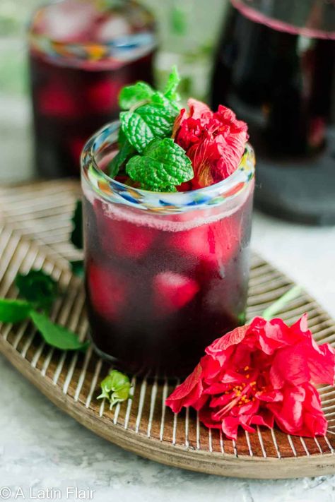 Agua de Jamaica (Homemade Hibiscus Iced Tea). Sweet. Tart. Refreshing. Full of Mexican tradition. The most popular Agua Fresca in Mexico! Only 3 ingredients and 15 minutes to make! #alatinflair #aguadejamaica #hibiscustea alatinflair.com Jamaica Agua Fresca, Homemade Agua Fresca, Hibiscus Iced Tea, Agua Fresca Recipe, Jamaica Food, Kid Friendly Drinks, Mexican Drinks, Simple Syrup Recipes, Men Party