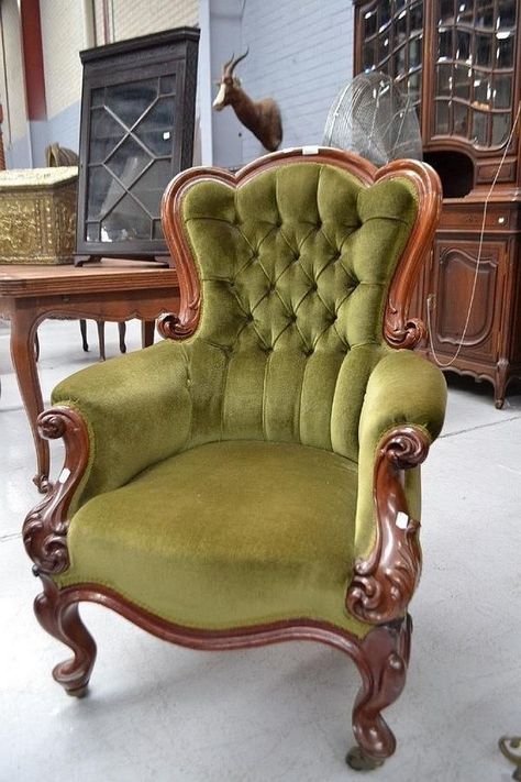 Cottagecore Chair, Vintage Chairs Victorian, Greenhouse Lounge, Old Fashioned Furniture, Edwardian Furniture, Vintage Arm Chair, Victorian Chairs, Old Wooden Chairs, Victorian Green