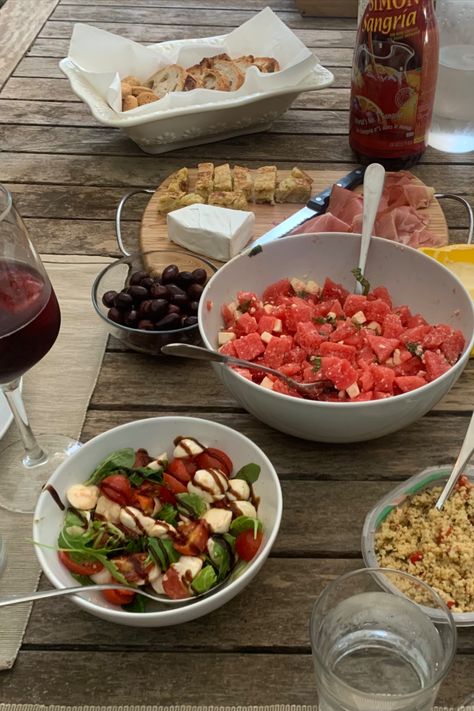 Spanish Lifestyle Aesthetic, Spanish Lifestyle, Tapas Spanish, Spain Life, Aesthetic Healthy Lifestyle, Food For The Soul, Mozzarella Salad, Lifestyle Aesthetic, European Food