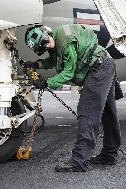 GULF OF OMAN (July 15, 2013) - Aviation Electronics Technician 3rd Class Erica Wilcox, a native of Klamath Falls, Ore., chains down an E-2C Hawkeye assigned to the “Wallbangers” of Carrier Airborne Early Warning Squadron (VAW) 117 on the flight deck of the aircraft carrier USS Nimitz (CVN 68). Aircraft Technician, Uss Intrepid, Uss Enterprise Cvn 65, Navy Carriers, Uss Nimitz, Us Navy Aircraft, Klamath Falls, Navy Aircraft Carrier, Aircraft Carriers