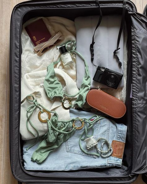 Aesthetic Luggage, Packing Inspiration, Travel Packing Essentials, Travel Flats, Inside My Bag, Packing Guide, Suitcase Packing, Elegant Hair, Accessories Packing