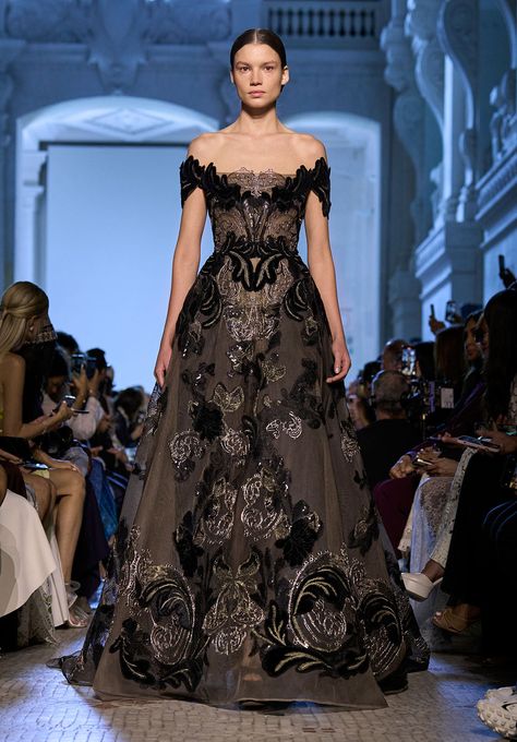 Elie Saab 2024, Brocade Embroidery, New Look Clothes, Fashion Designer Dress, Fashion Advisor, Gala Gowns, Elie Saab Haute Couture, Haute Couture Looks, Dreamy Gowns