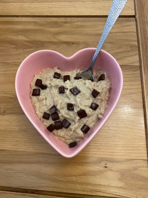 Baked Oatmeal Aesthetic, Cute Oatmeal Bowl, Cute Oatmeal, Healthy Yogurt Breakfast, Aesthetic Oatmeal, Oatmeal Aesthetic, Pretty Oatmeal Bowls, Oats Bowl Aesthetic, Aesthetic Oatmeal Bowl