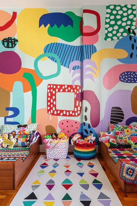 a super colorful shared kid's bedroom with a bold abstract wall, colorful linens and baskets, bold toys Colorful Room, Kids Shared Bedroom, Remodel Diy, Colorful Kids Room, Kids Room Inspiration, Decoration Garden, Interior Modern, Kitchen Utensil, Mural Wall Art