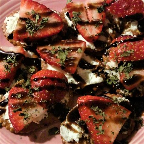 16 Ways To Enjoy Strawberries With Balsamic Vinegar Strawberry Appetizers, Balsamic Jam, Strawberry Goat Cheese, Pretzel Bites Recipes, Pretzel Cheese, Compote Recipe, Sliced Strawberries, Strawberry Balsamic, Balsamic Recipe