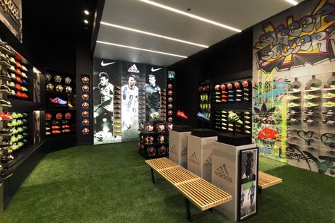 Shoes Display, Shoe Store Design, Display Retail, Soccer Store, Football Shop, Retail Interior Design, Soccer Shop, Store Interiors, Retail Store Design