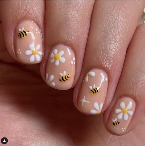 Looking for nail art inspiration? Look no further! Our collection of the best nails art ideas will have you ready to show off your trendy and stylish nails in no time. From chic designs to bold patterns, we've got you covered. Get inspired and elevate your nail game today! Short Daisy Nails, Bumble Bee Nails, Bee Nails, Yellow Nails Design, September Nails, Daisy Nails, Nail Design Inspiration, Short Nails Art, Gel Nail Design