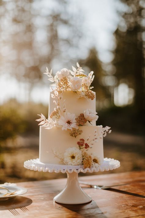 Simple Two Tier Wedding Cake Rustic, Wedding Cakes Rustic Vintage, Bodas Boho Chic, Beautiful Backyard Wedding, 2 Tier Wedding Cakes, Bend Wedding, Boho Wedding Cake, Neutral Wedding Colors, Floral Wedding Cake