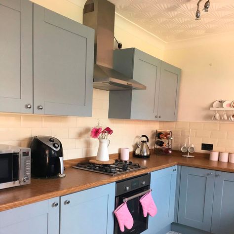 Before and after: grey kitchen with DIY Fablon worktops and stencilled floor Fablon Kitchen Worktop, Frenchic Kitchen Makeover, Frenchic Kitchen, Kitchen Upcycle, Upcycle Kitchen, High Gloss Kitchen, Budget Kitchen Makeover, Frenchic Paint, In Disbelief