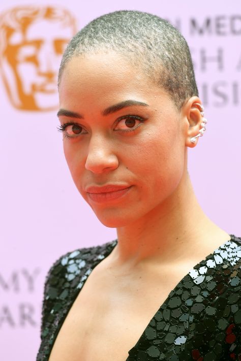 Cush Jumbo's Buzz Cut and Bold Brows at the BAFTA TV Awards 2021 Bright Blue Eyeshadow, Cush Jumbo, Buzz Cut Hairstyles, Finger Wave Hair, Virgin Media, Bold Brows, Hair Techniques, Celebrity Hair, Tv Awards