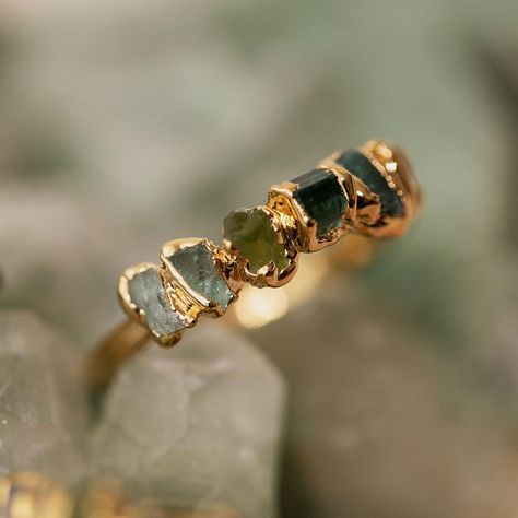 Unique Peridot Ring, Green Garnet Ring, Cool Rings Unique, Colorful Engagement Rings, Gem Stone Rings, White Gold Rings For Women, Unconventional Wedding Rings, Raw Stone Rings, Etsy Aesthetic