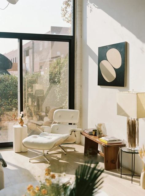 Ten timeless mid-century modern interiors Knoll Furniture, 1960s House, Moore House, Eames House, Guest Bedroom Design, Classic Furniture Design, Eichler Homes, Mid Century Modern Interiors, Minimalist Room