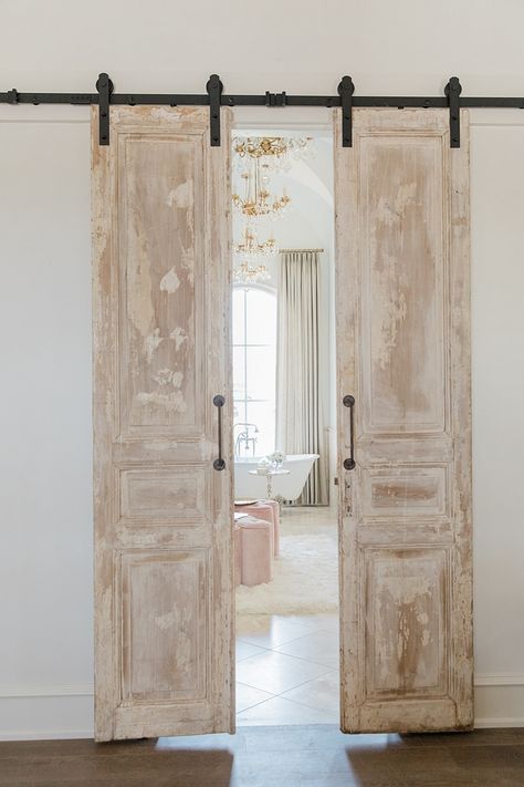 Moore Doors Modern, Barn Door Designs, Diy Barn Door, Antique Doors, 아파트 인테리어, Sliding Barn Door Hardware, Texas Homes, Wallpaper Vintage, Interior Barn Doors