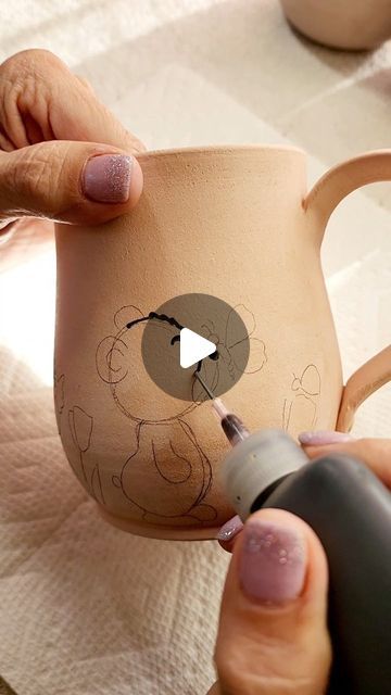 Painting Ideas For Ceramics, Decorating Pottery Ideas, Coffee Mug Pottery Painting Ideas, Cute Clay Painting Ideas, Painting On Cups Mugs, What To Paint On Pottery, Painting On Pottery Ideas, Mug Ceramic Painting, Mug Paint Ideas