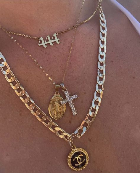 Spain Jewelry, 999 Angel Number, Jóias Body Chains, Layered Gold Jewelry, Gift Ideas For Best Friend, Nameplate Necklace Gold, Saint Necklace, Streetwear Jewelry, Necklace Stack