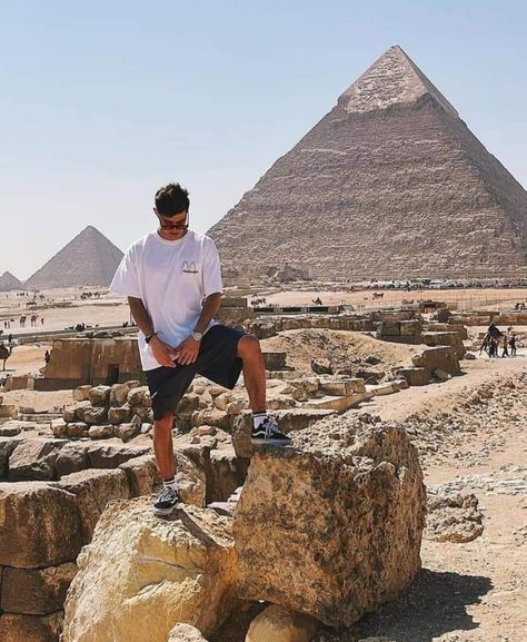 Egypt Ideas Photo, Tourist Pictures, Pyramids Egypt, Egypt Travel, Instagram Photo Inspiration, Man Photo, Disney Wallpaper, Cairo, Photo Inspiration