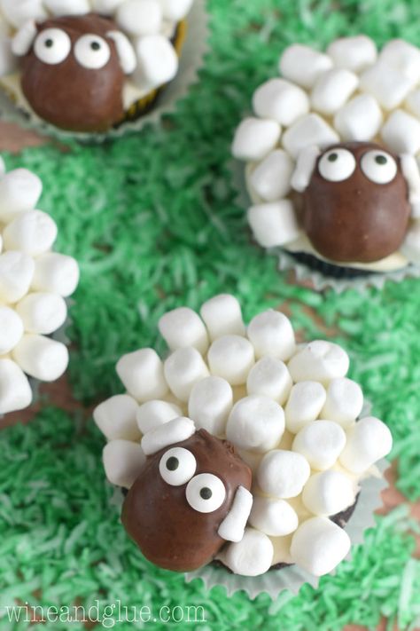 Create a flock of fluffy sheep using marshmallows. | 27 Ridiculously Creative Ways To Decorate Cupcakes Diy Sheep, Peeps Recipes, Sheep Cupcakes, Wine Cupcakes, Easter Food Crafts, Chicke Recipes, Torte Cupcake, Easter Food, Easter Baking