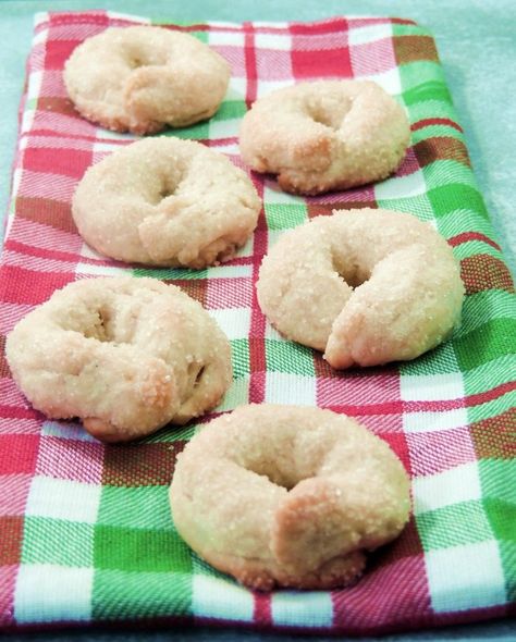 Italian Wine Doughnut Cookies Mixed Cookies, Doughnut Cookies, Wine Cookies, Chocolate Chip Shortbread Cookies, Cookie Table, White Chocolate Chip Cookies, Italy Wine, Sunday Suppers, Best Christmas Cookies