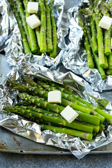 Raw asparagus stalks topped with butter and seasonings. Asparagus In The Oven, Sauteed Asparagus, Cook Asparagus, Best Asparagus Recipe, Grilled Asparagus Recipes, Asparagus Recipes Baked, Foil Dinners, Foil Packet Meals, Recipes Oven