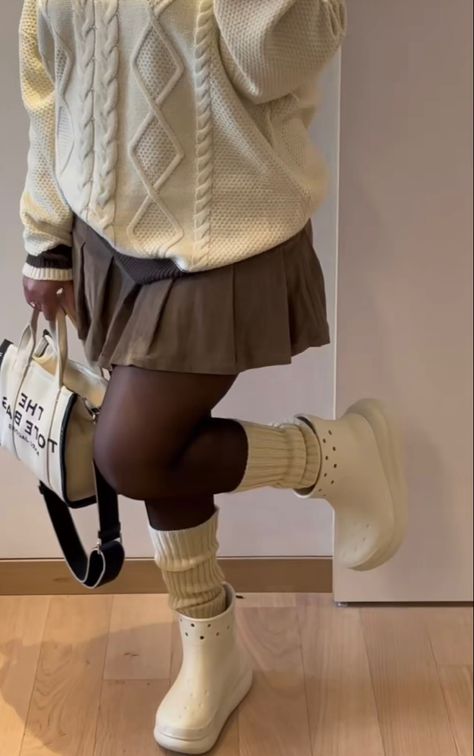 Sand Color Boots Outfit, Croc Boots, Streetwear Lookbook, Styling Crocs, Crocs Outfit, Winter Boots Outfits, Crocs Fashion, Crocs Boots, Slouch Socks