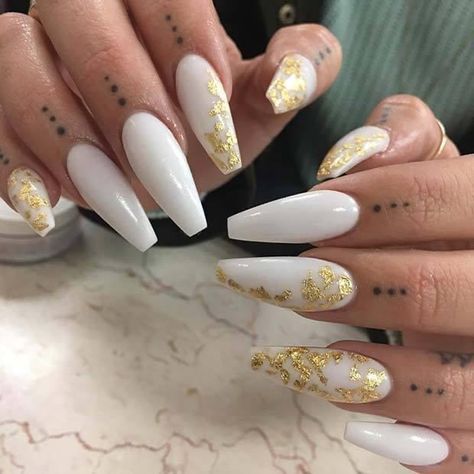 White Nails With Gold, Nails With Gold, Subtle Nails, White Acrylic Nails, Coffin Shape Nails, Trendy Nail Design, Foil Nails, Hot Nails, Creative Nails