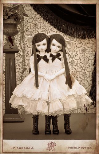 Nettie and Hortence by milkeye land, via Flickr Conjoined Twins Aesthetic, Conjoined Twins Art, Conjoined Twins Oc, Twin Art, Dark Circus, Scary Doll, Conjoined Twins, Twin Dolls, Arte Peculiar