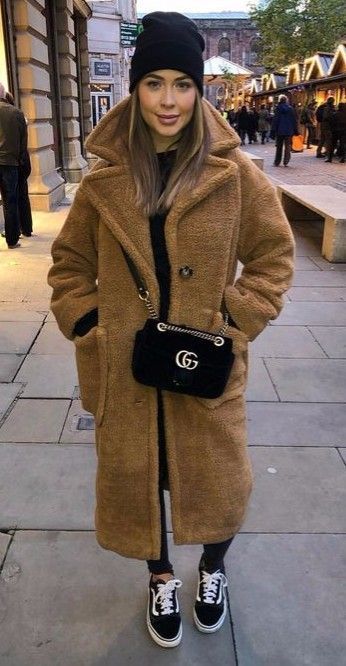 Winter outfit mit Maxi Teddy Coat Fuzzy Jacket Outfit Aesthetic, Vinter Mode Outfits, Teddy Coat Outfit, Cozy Things, Beanie Outfit, Outfit 2023, Classy Winter Outfits, Cute Coats, Cozy Winter Outfits