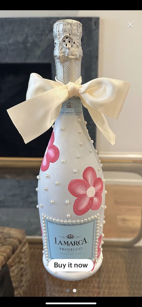 22nd Birthday Present Ideas, Bridal Shower Painted Champagne Bottle, 21st Bottle Ideas, Painting Liquor Bottles Diy, 21 Birthday Champagne Bottle, Painting Prosecco Bottles, Decorated Champagne Bottles Graduation, Diy Prosecco Bottle, Flower Painted Champagne Bottle