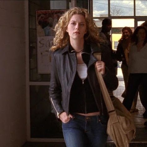 camryn, a naley enthusiast 🥺 on Instagram: “peyton sawyer fashion: season 1 edition 💖💘💝💓💗💞💕” Hillary Burton, 2000s Icons, Tv Clothes, Hilarie Burton, Peyton Sawyer, Downtown Outfits, Tree Hill, One Tree Hill, Fashion Tv