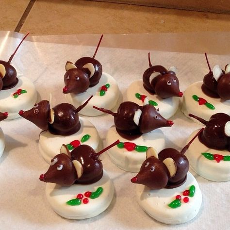 Christmas Mouse Cookies, Mouse Cookies Christmas, Christmas Mice Cookies, Chocolate Covered Mice, Tea Appetizers, Mouse A Cookie Party, Christmas Mice Candy, Cherry Mice, Cake Pucks