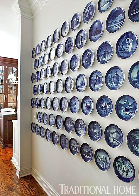 Traditional Home blue and white decorating with plates - photo Werner Straube Blue And White Plates, Traditional Home Magazine, Copenhagen Christmas, Art Chinois, Plate Wall Decor, Plate Decor, Chinoiserie Chic, White Pottery, Blue And White China