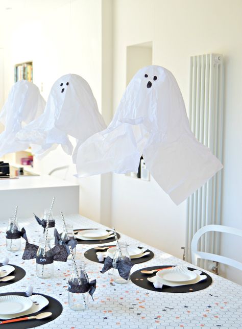 Create a bootiful DIY Halloween table - DIY home decor - Your DIY Family Yard Balloon Decorations, Themed Halloween Party Ideas, Diy Halloween Ghost Decorations, Ghost Balloons, Diy Halloween Ghosts, Themed Halloween Party, Ghost Party, Halloween Ghost Decorations, Halloween Party Dinner