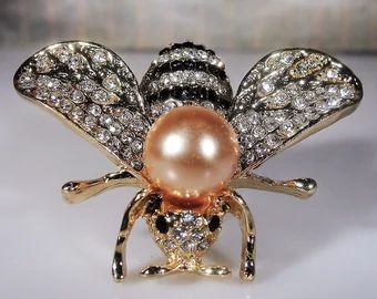 CarolsVintageJewelry | Etsy Unique Brooch, Bee Brooch, Insect Jewelry, Twilly, Brooch Jewelry, Crystal Brooch, Pearl Brooch, 판타지 아트, Rhinestone Studs