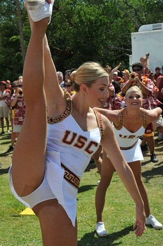 Cheerleading Picture Poses, Famous Cheerleaders, Asian Cheerleader, Cheerleading Photos, Cute Cheer Pictures, Cute Cowgirl Outfits, Cheers Photo, Cheerleading Pictures, Cute Cheerleaders