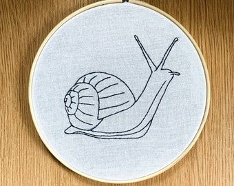 Snail Line Tattoo, Animal Embroidery Simple, Snail Tattoo Simple, Snail Line Art, Snail Line Drawing, Snail Embroidery, Snail Embroidery Simple, Slug Embroidery, Bug Embroidery Pattern