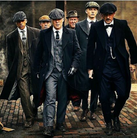 Costume Peaky Blinders, Peaky Blinders Costume, Men In Suits, 1920s Mens Fashion, Peaky Blinders Suit, Americana Vintage, Mens Hats Fashion, Alligator Skin, Vintage Mens Fashion