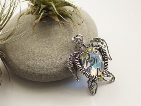 Turtle Wire Wrap, Draw Jewelry, Wire Wrap Tutorial, Guitar Jewelry, Wrap Tutorial, Wire Sculptures, Wire Wrapping Tutorial, Swarovski Pendant, Wire Wrapped Jewelry Tutorials