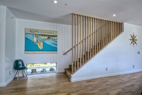 15 Outstanding Mid-Century Modern Staircase Designs To Bring You Back In Time Mid Century Stair Railing, Mid Century Stairs, Mid Century Kitchen Decor, Modern Stair Railing, Open Trap, Stair Balusters, Contemporary Staircase, Modern Basement, Wood Staircase