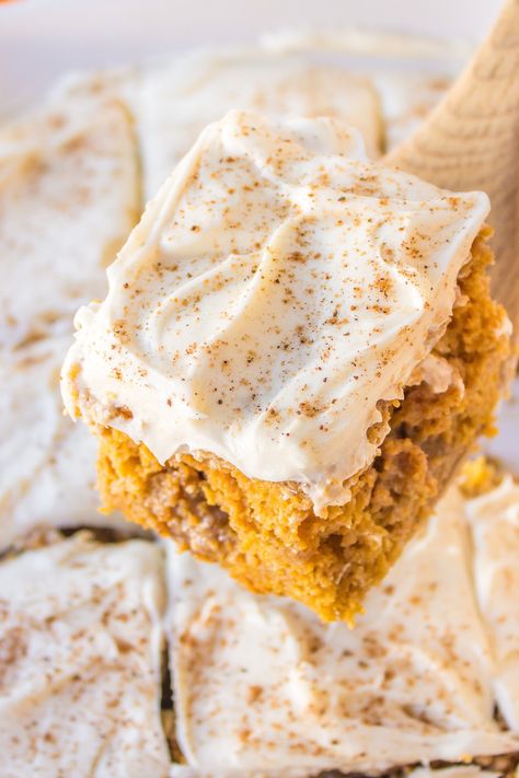 Moist and with just the right amount of pumpkin flavor and pumpkin pie spice, this Pumpkin Poke Cake is easy and a real crowd-pleaser! Pumkin Poke Cake, Pumpkin Pudding Cake, October Recipes, Pumpkin Cake Mix, Pumpkin Poke Cake, Pumpkin Cake Easy, Pumpkin Pie Cake, Spice Cake Recipes, Pumpkin Pudding