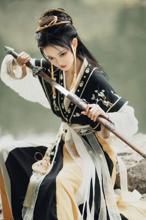 wuxia hanfu Chinese Warrior Outfit, Warrior Hanfu, Wuxia Hanfu, Chinese Female Warrior, Female Hanfu, Japanese Wedding Dress, Hanfu Clothing, Hanfu Girl, Chinese Warrior