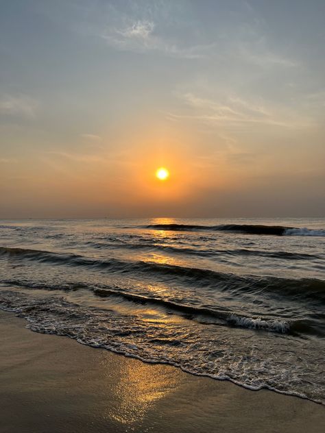 Sunrise at a beach Bus Background For Editing, Awsome Pictures, Instagram Movie, Sea Of Stars, Beach Video, Sunrise Pictures, Green Screen Background Images, Marina Beach, Beach Sunrise