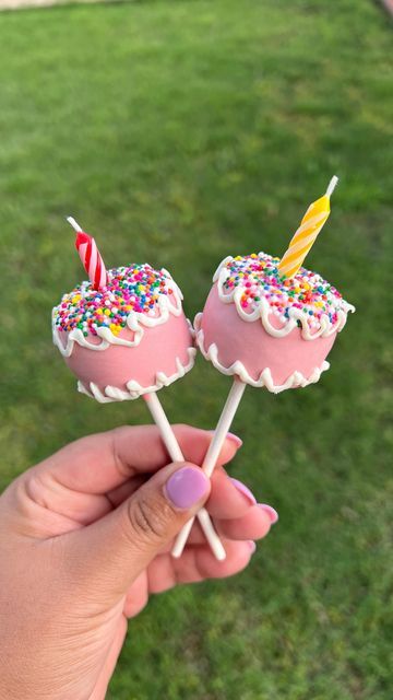 Birthday Cake Cakepops, Cake Pop For Birthday, Bday Cake Pops, Cake Pops Cute Ideas, Cake Pop Birthday Display, Birthday Cake Pops For Women, Cake Pop Basket, Cake Pop Cupcakes, Cake Shaped Cake Pops