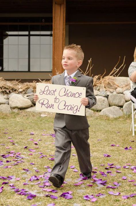 because the bride is crazy and awful and this is funny! Flower Girl Signs, Wedding Fotos, Funny Wedding Photos, Camo Wedding, Girl Sign, Foto Tips, Cute Wedding Ideas, Photography Pictures, Wedding Humor