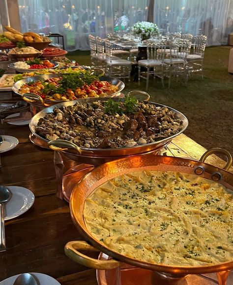 Wedding Food Arrangements, Fancy Food Setup, Italian Food For Wedding Receptions, Catered Dinner Party Food Ideas, Pretty Wedding Food, Fairytale Wedding Food, Wedding Plated Dinner Ideas, Italy Wedding Food, Wedding Dinner Food Ideas