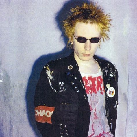 Happy birthday Johnny Rotten! This punk icon turns 63 today 💥 Jonny Rotten, Amen Break, Punks 70s, John Lydon, Glam Punk, Johnny Rotten, 70s Punk, British Punk, 90s Punk