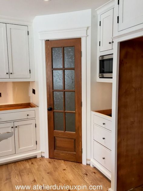 Bathroom In Kitchen Layout, Step In Corner Pantry, Double Wood Pantry Doors, Panty Doors Kitchens, Corner Pantry Next To Sink, Corner Walk In Pantry Ideas, Farmhouse Corner Pantry, Corner Pantry Ideas Diy, Corner Pantry Kitchen Layout